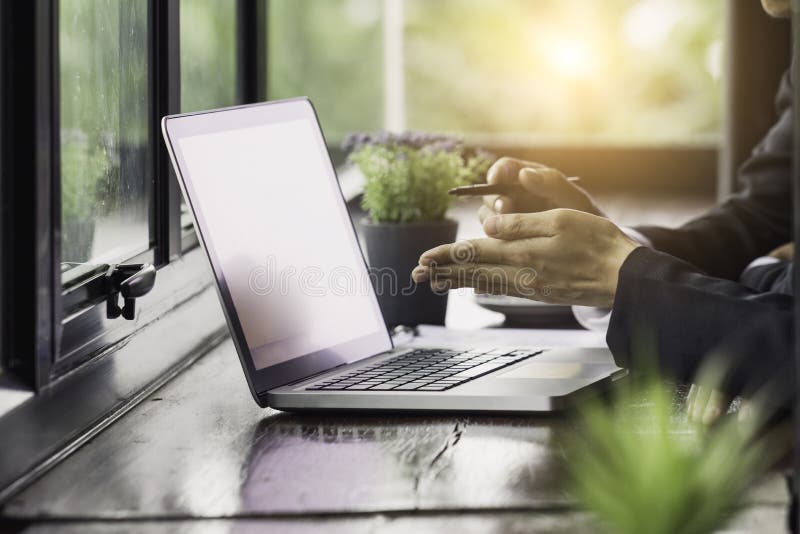 Werkend aan laptop, sluit omhoog van handen van de bedrijfsmens royalty-vrije stock afbeelding Werkend aan laptop, sluit omhoog van handen van de bedrijfsmens royalty-vrije stock afbeelding