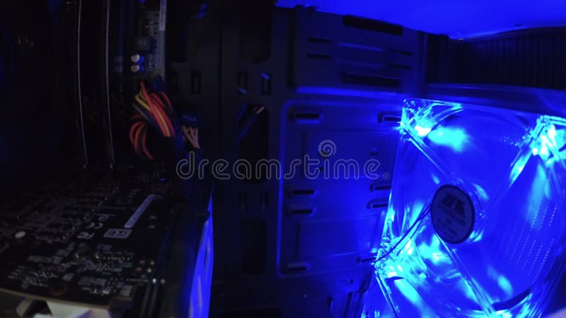 Werkende computerventilator met blauw licht. koelsysteem