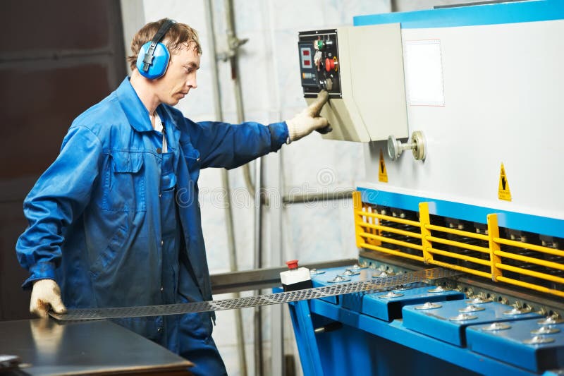 Werkende de guillotinescharen van de arbeider royalty-vrije stock afbeeldingen Werkende de guillotinescharen van de arbeider royalty-vrije stock afbeeldingen