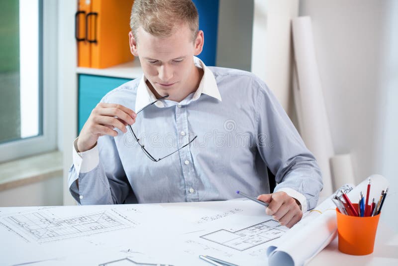 Werkende jonge architect royalty-vrije stock afbeelding Werkende jonge architect royalty-vrije stock afbeelding