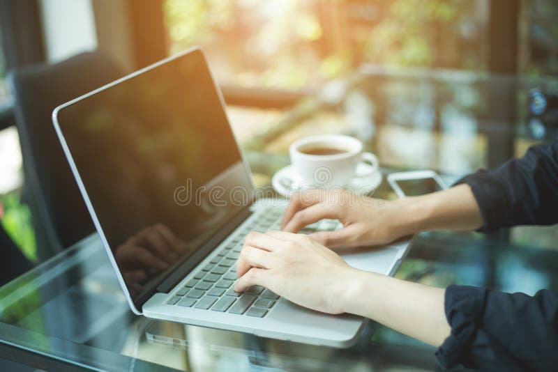 Werkende laptop van de bedrijfsvrouwenhand computer in bureau stock afbeeldingen Werkende laptop van de bedrijfsvrouwenhand computer in bureau stock afbeeldingen