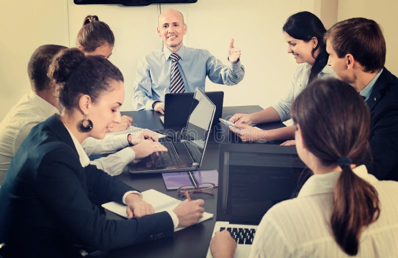 Werkende vergadering van team op bedrijfsproject in bureau stock foto's Werkende vergadering van team op bedrijfsproject in bureau stock foto's