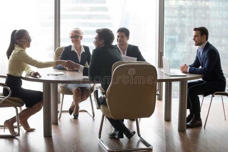 Werknemers die handen schudden bij bedrijfsonderhandeling in bureau stock afbeeldingen Werknemers die handen schudden bij bedrijfsonderhandeling in bureau stock afbeeldingen
