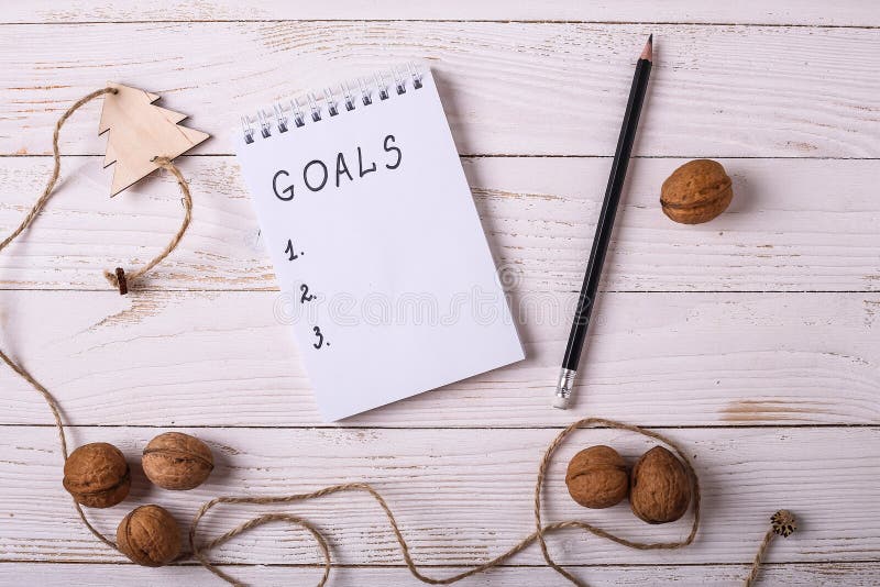 Werkplaats met een agenda, decoratie en giften Nieuwjaar` s lijst o stock foto Werkplaats met een agenda, decoratie en giften Nieuwjaar` s lijst o stock foto