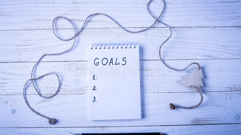 Werkplaats met een agenda, decoratie en giften Nieuwjaar` s lijst o stock foto Werkplaats met een agenda, decoratie en giften Nieuwjaar` s lijst o stock foto