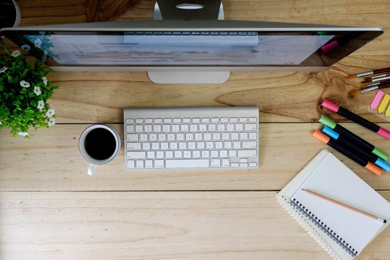 Werkruimte moderne bureaucomputer op houten lijst en bureaumateriaal stock fotografie Werkruimte moderne bureaucomputer op houten lijst en bureaumateriaal stock fotografie