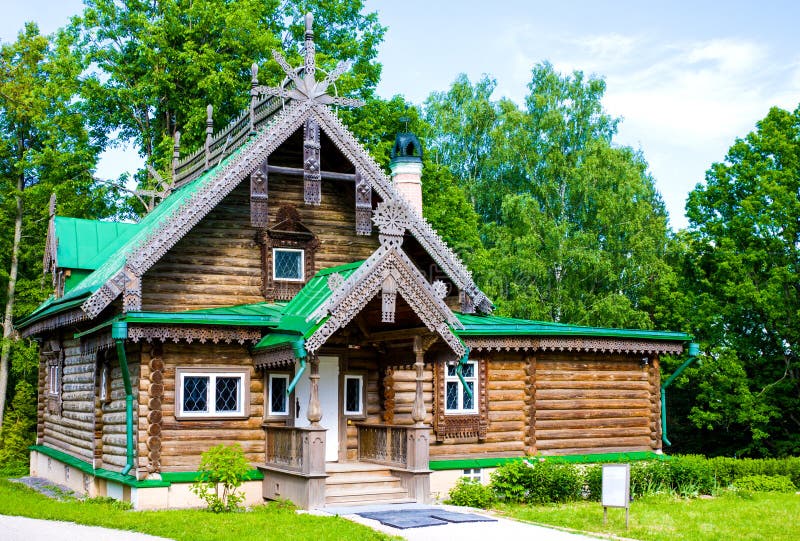 Werkstatt mit geschnitzter hölzerner Verzierung in der Museum-Reserve Abramtsevo Gebäude war lizenzfreie stockfotografie Werkstatt mit geschnitzter hölzerner Verzierung in der Museum-Reserve Abramtsevo Gebäude war lizenzfreie stockfotografie