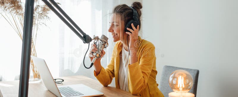 Wesoła kobieta podcaster nagrywająca swój głos w mikrofonie zdjęcia royalty free