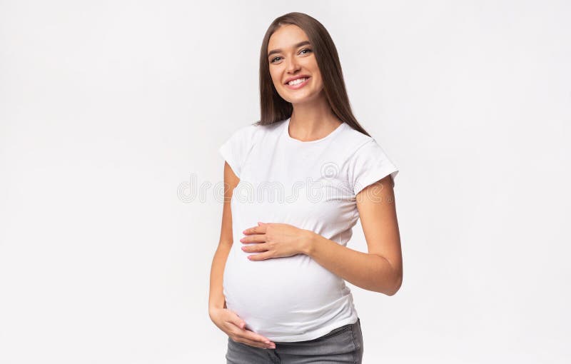Wesoła Matka ByBe Touching Belly Stoi Nad Białym Tłem Studio Shot fotografia royalty free