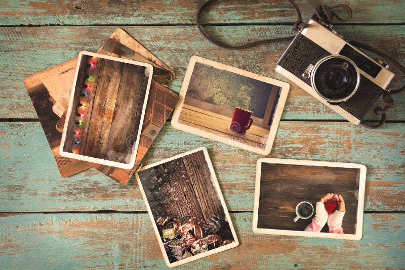 Wesoło bożych narodzeń xmas album fotograficzny na starym drewno stole obraz royalty free Wesoło bożych narodzeń xmas album fotograficzny na starym drewno stole obraz royalty free