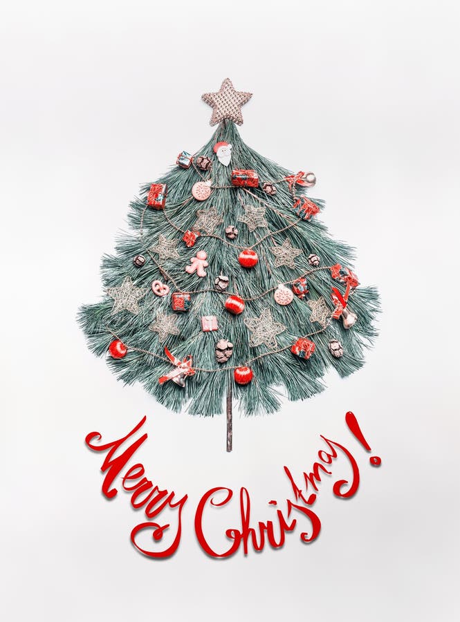 Wesoło kartka bożonarodzeniowa z literowaniem, drzewo robić z jodeł gałąź, dekorował z gwiazdą i czerwonymi świątecznymi dekoracj