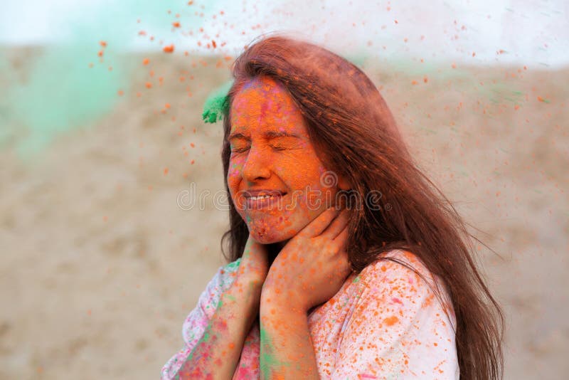 Wesoło potomstwa modelują z wiatrem w włosianym świętuje Holi kolorów festiwalu przy pustynią Opróżnia przestrzeń obraz stock Wesoło potomstwa modelują z wiatrem w włosianym świętuje Holi kolorów festiwalu przy pustynią Opróżnia przestrzeń obraz stock