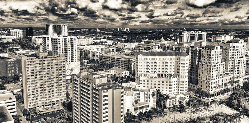 WEST PALM BEACH, FL - 10 APRILE 2018: Orizzonte aereo della città dal lago un giorno soleggiato meraviglioso La città è un'attraz immagini stock libere da diritti WEST PALM BEACH, FL - 10 APRILE 2018: Orizzonte aereo della città dal lago un giorno soleggiato meraviglioso La città è un'attraz immagini stock libere da diritti