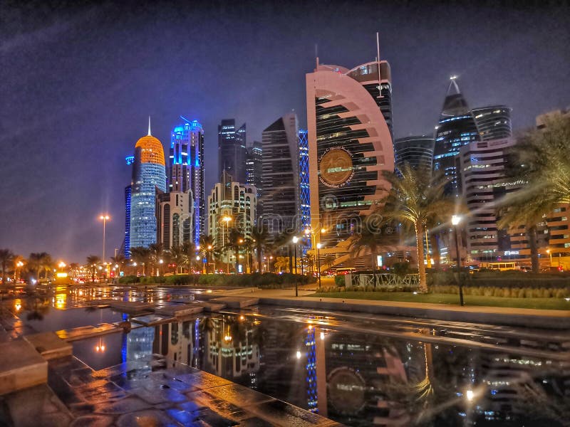 Westbay Doha w nocy zdjęcie stock