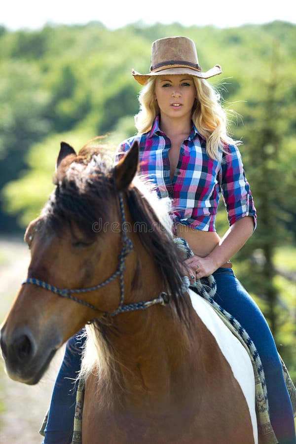 Westelijke schoonheid op paard stock afbeelding Westelijke schoonheid op paard stock afbeelding