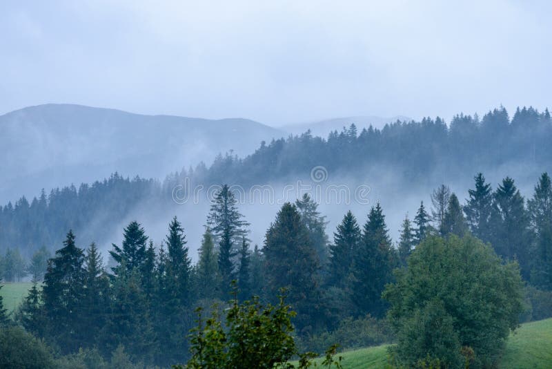 Mlhavé ráno pohled v mokré horské oblasti ve slovenských Tatrách. podzimní barevné lesy
