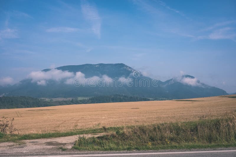 Panorama Západních Karpat se zelenými poli a lesy v popředí. léto na slovenských turistických stezkách - vinobraní