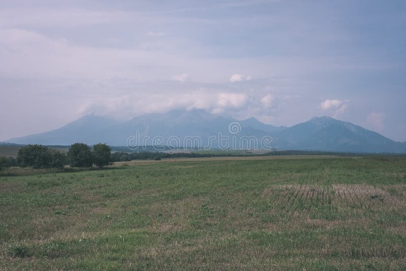 Panorama Západních Karpat se zelenými poli a lesy v popředí. léto na slovenských turistických stezkách - vinobraní