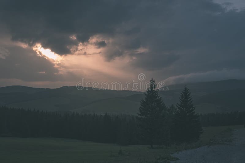 Panoráma hôr Západných Karpát so zelenými poliami a lesmi v popredí. leto na Slovensku turistické chodníky - vinobranie