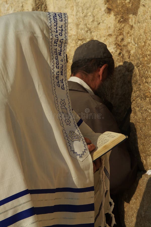 Uomo ebreo in preghiera davanti al Muro Occidentale di Gerusalemme, Israele.