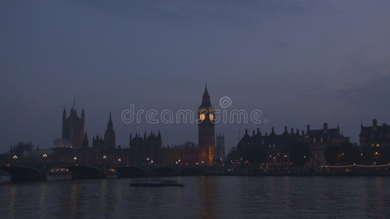 Westminster för London nattsikt slott Big Ben och nöd- bil som korsar en bro