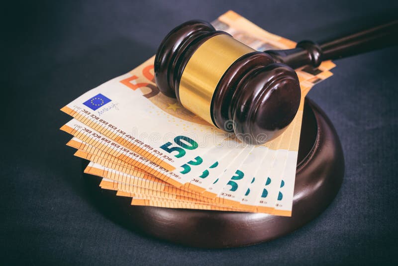 Wet of veilingshamer en euro bankbiljetten op zwarte achtergrond royalty-vrije stock fotografie Wet of veilingshamer en euro bankbiljetten op zwarte achtergrond royalty-vrije stock fotografie