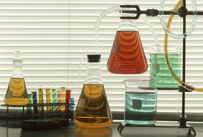 Wetenschappelijk glaswerk met gekleurde vloeistoffen