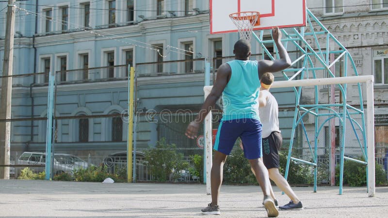 Wettbewerbsfähige Basketball-Spieler, die Ball am Gericht, aktiver Lebensstil, Sport tröpfeln