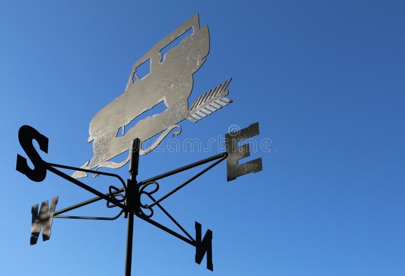 Wetter Vane North East South West mit klarem blauem Himmel stockbilder Wetter Vane North East South West mit klarem blauem Himmel stockbilder