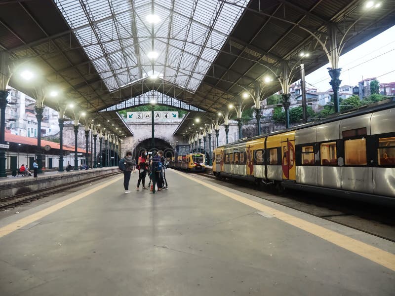 Wewnątrz słynnej sao bento stacji kolejowej w porto portugal fotografia stock
