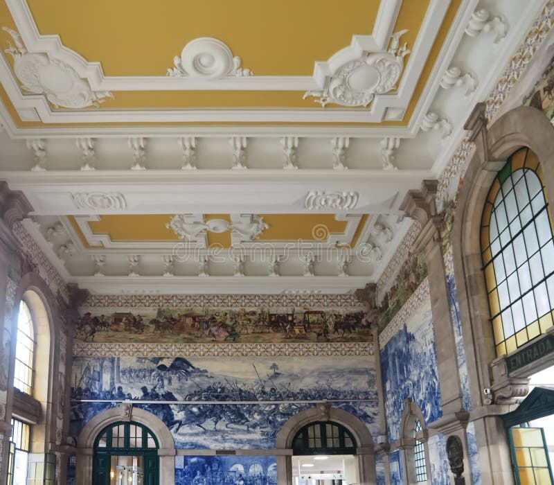 Wewnątrz słynnej stacji kolejowej sao bento portugal z pięknymi płytkami lub azulejos zdjęcie royalty free