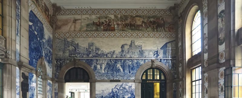 Wewnątrz słynnej stacji kolejowej sao bento portugal z pięknymi płytkami lub azulejos obraz stock