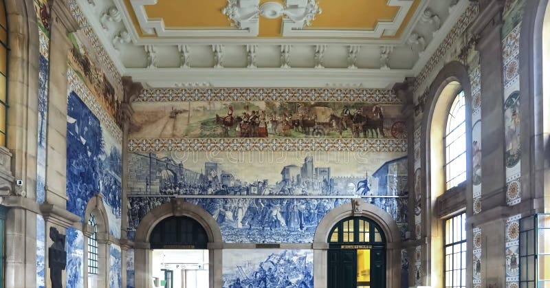 Wewnątrz słynnej stacji kolejowej sao bento portugal z pięknymi płytkami lub azulejos obraz stock