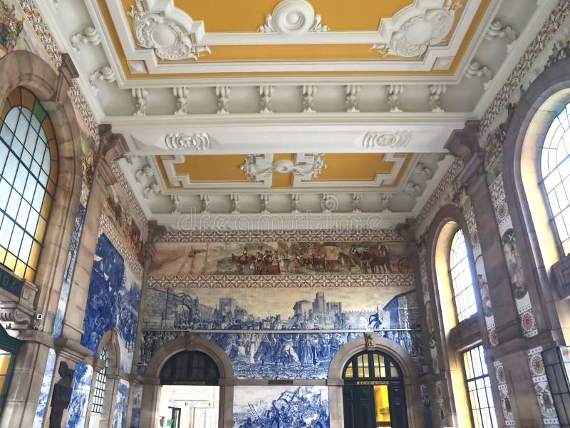 Wewnątrz słynnej stacji kolejowej sao bento portugal z pięknymi płytkami lub azulejos obrazy stock