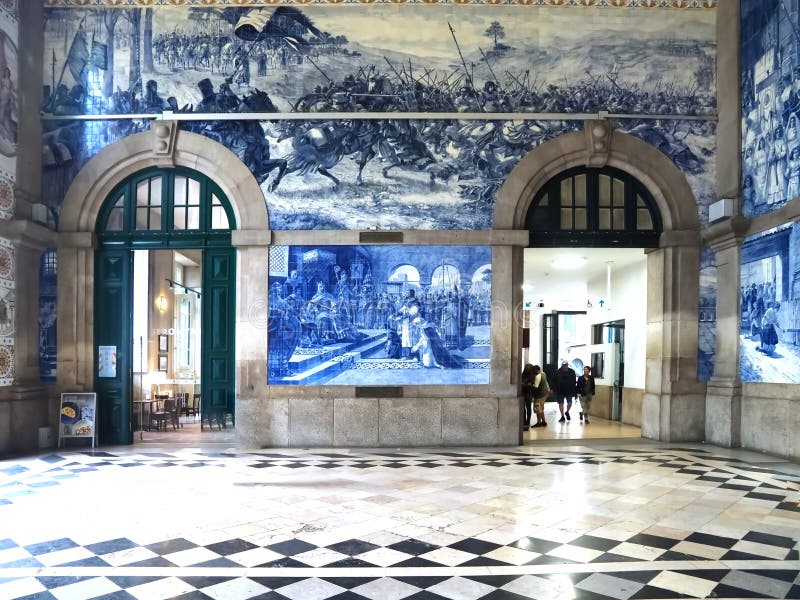 Wewnątrz słynnej stacji kolejowej sao bento portugal z pięknymi płytkami lub azulejos fotografia royalty free