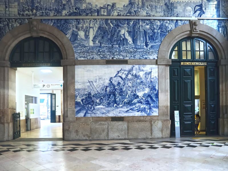 Wewnątrz słynnej stacji kolejowej sao bento portugal z pięknymi płytkami lub azulejos obraz stock