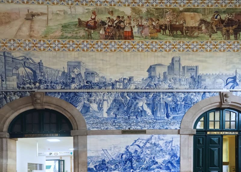 Wewnątrz słynnej stacji kolejowej sao bento portugal z pięknymi płytkami lub azulejos zdjęcie stock