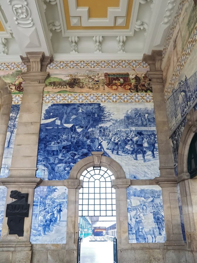 Wewnątrz słynnej stacji kolejowej sao bento portugal z pięknymi płytkami lub azulejos obrazy royalty free