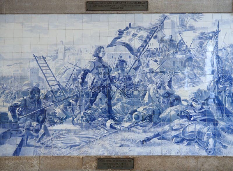 Wewnątrz słynnej stacji kolejowej sao bento portugal z pięknymi płytkami lub azulejos zdjęcie stock