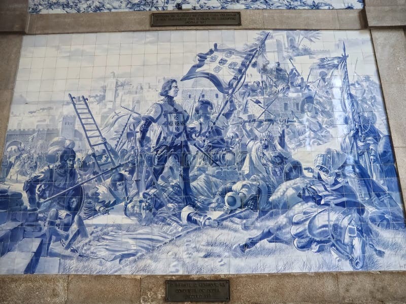 Wewnątrz słynnej stacji kolejowej sao bento portugal z pięknymi płytkami lub azulejos zdjęcia royalty free