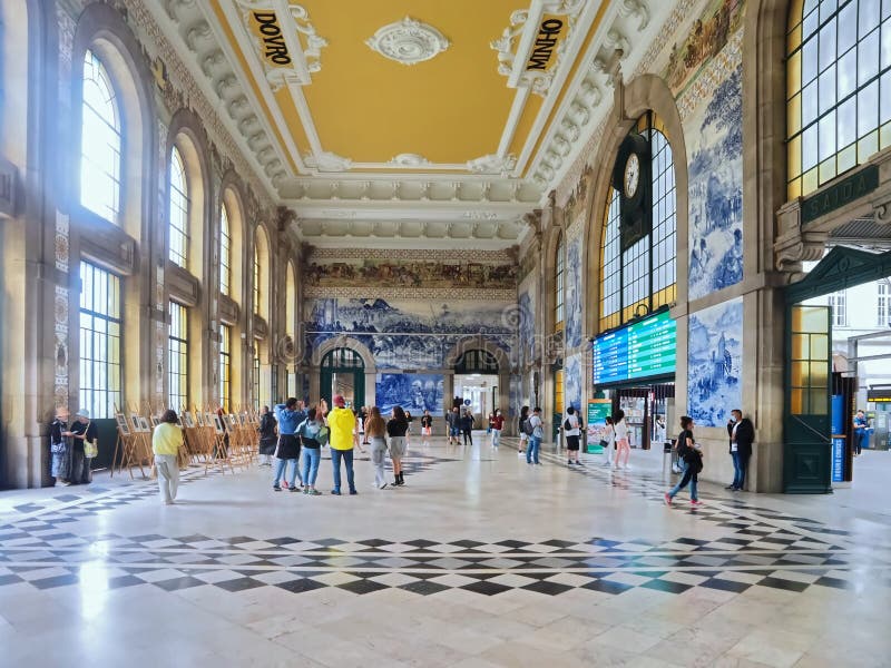 Wewnątrz słynnej stacji kolejowej sao bento portugal z pięknymi płytkami lub azulejos fotografia stock