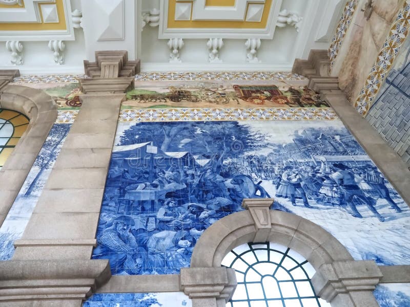 Wewnątrz słynnej stacji kolejowej sao bento portugal z pięknymi płytkami lub azulejos zdjęcia stock