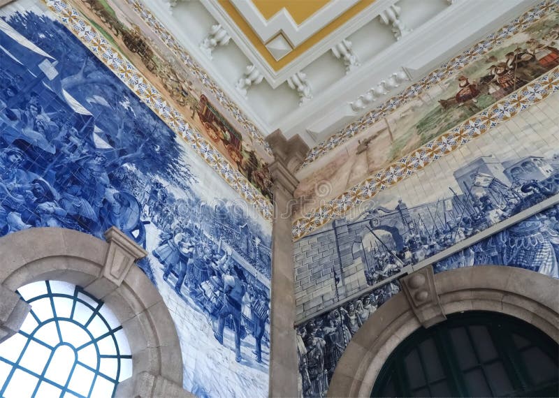 Wewnątrz słynnej stacji kolejowej sao bento portugal z pięknymi płytkami lub azulejos obraz royalty free
