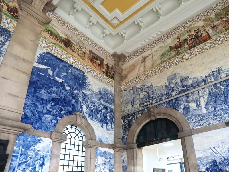 Wewnątrz słynnej stacji kolejowej sao bento portugal z pięknymi płytkami lub azulejos fotografia royalty free