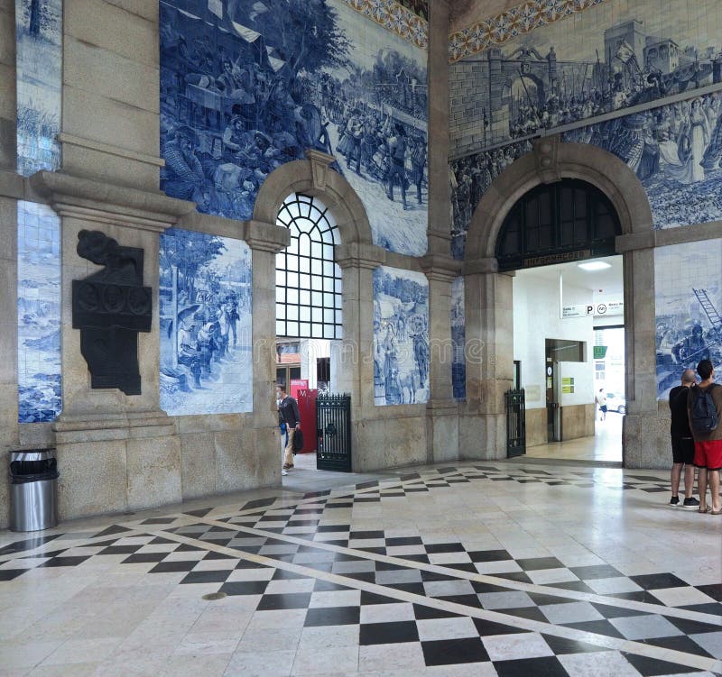 Wewnątrz słynnej stacji kolejowej sao bento portugal z pięknymi płytkami lub azulejos fotografia stock