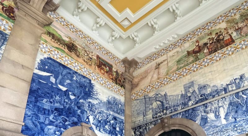 Wewnątrz słynnej stacji kolejowej sao bento portugal z pięknymi płytkami lub azulejos zdjęcie royalty free