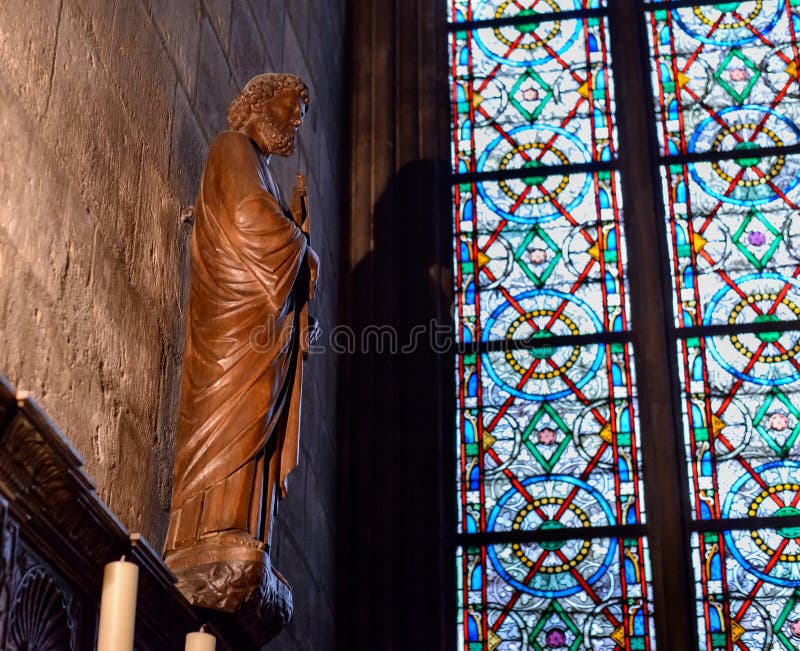 Wewnętrzny widok Notre-Dame katedra, historyczna Katolicka katedra rozważająca być jeden świetni przykłady Francuski gotyk obrazy stock Wewnętrzny widok Notre-Dame katedra, historyczna Katolicka katedra rozważająca być jeden świetni przykłady Francuski gotyk obrazy stock