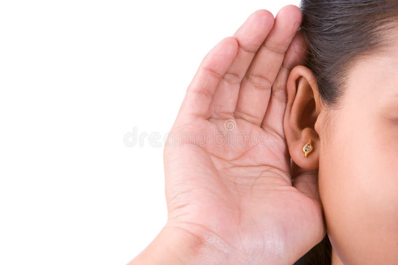 Una mujer intentando sobre el audiencia sonido alrededor su, interesado de cerca sobre el oreja un piso enfocado alrededor empujar.