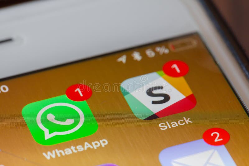 WhatsApp und die Messenger-Apps Slack stockfotografie