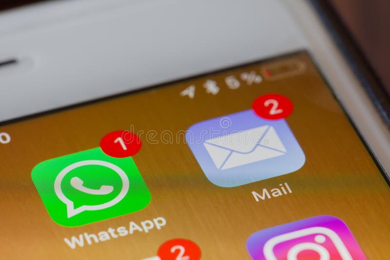 WhatsApp und Mail App lizenzfreies stockfoto